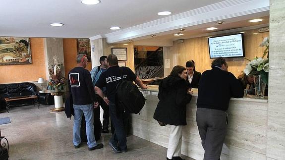 Clientes registrándose en un hotel murciano.