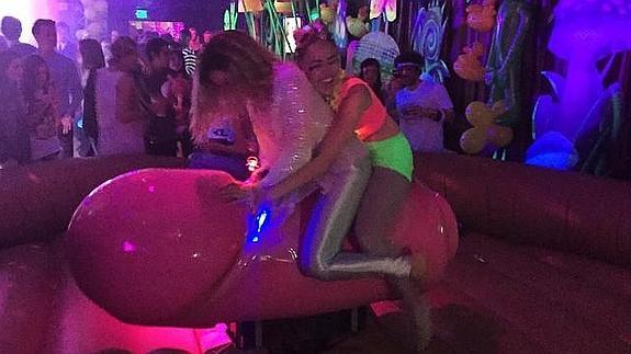 Miley Cyrus montada e un pene mecánico junto a una amiga en la celebración de su cumpleaños