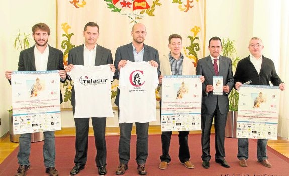 Organizadores y patrocinadores, con los calendarios y camiseta de Cartagena por la Caridad. 