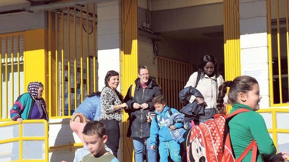 Escolares saliendo del colegio San Andrés, ayer, a las doce del mediodía. 