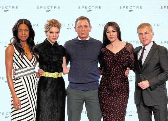Reparto de James Bond. 