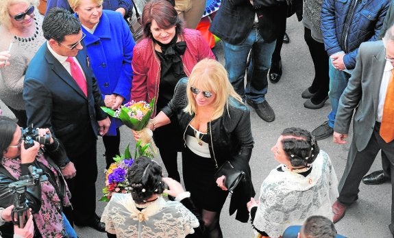 Rey, junto a la alcaldesa, recibiendo un ramo de flores de camino a la sede consistorial. 