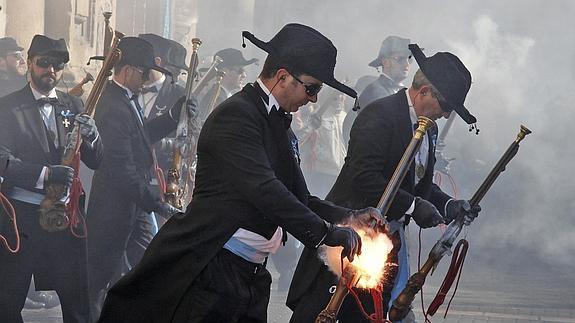 Los arcabuceros disparan en honor a la Patrona. 