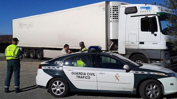 Agentes practican la prueba de alcoholemia al conductor detenido en Calasparra.