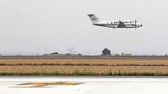 Primer vuelo de calibrado en el aeropuerto de Corvera. 