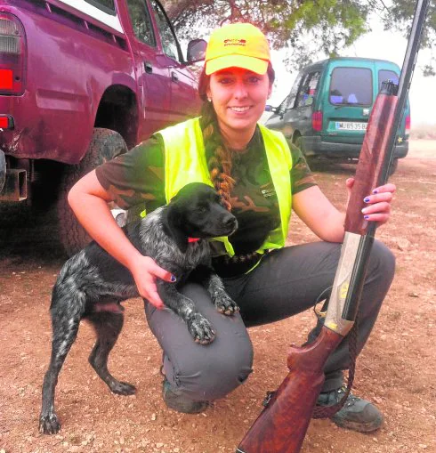 María, con su perro 'Coto', disfrutando de una mañana de caza en los montes de Totana.
