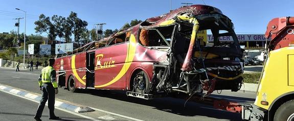 Los restos del autobús siniestrado, a su llegada ayer a la ITV de Molina de Segura ubicada en el polígono La Serreta. 