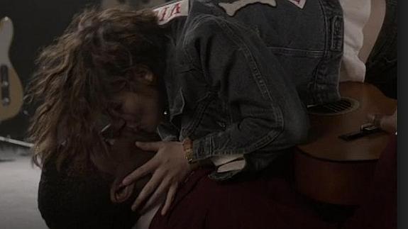 Kristen Stewart se lanza sobre Chadwick Boseman para robarle un beso 