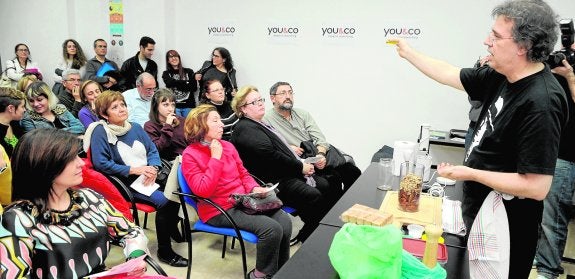 El público atiende las indicaciones de Carlos Egea, que elaboró dos platos para vegetarianos. 