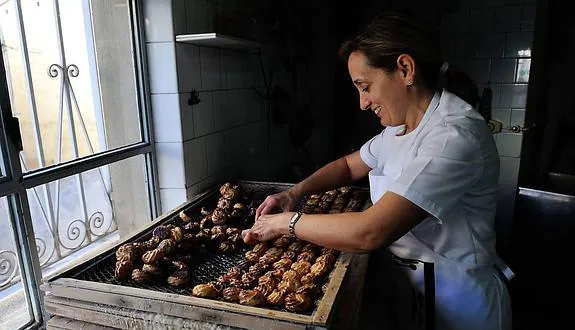 Una de las trabajadoras de la confitería Roch de Moratalla hornea los deliciosos cordiales de almendra.
