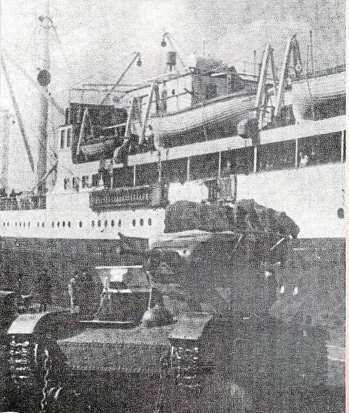 
Descarga de tanques soviéticos en el puerto.