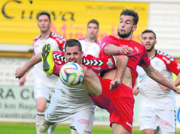 El murciano Carrillo lucha por el esférico con un jugador de la Cultural. :: lof