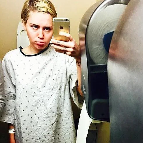 Miley Cyrus haciéndose un selfie durante su estancia en el hospital