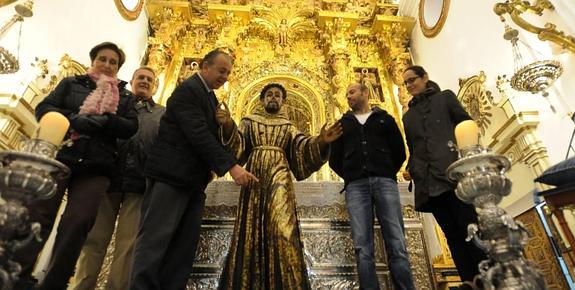 Joaquina Gil, José Antonio Ruiz, Andrés Espinosa, Manuel Sánchez y Laura González, junto a la talla de San Francisco restaurada.