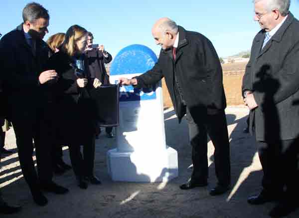 Un momento del acto de colocación de la primera piedra de la autovía A-33.