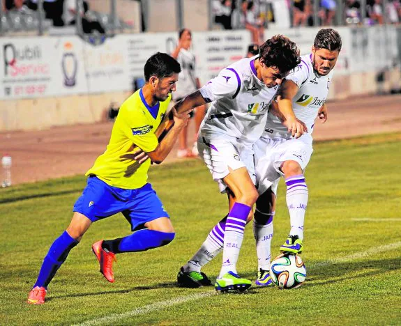 Paco Sutil, junto a su compañero Montero y Fran Machado, pisa el balón en un lance del partido que disputaron el Real Jaén y el Cádiz el pasado mes de septiembre. 