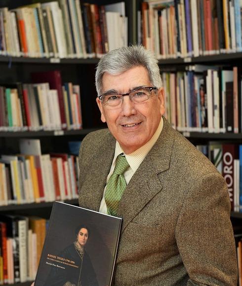 Martín Páez, con su libro. 