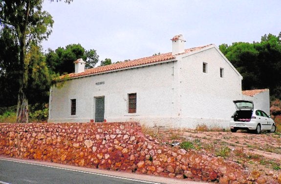 Casa de peones camineros en la MU-502, en Totana, protegida por su interés paisajístico. :: CARM