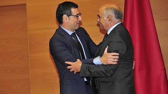 José Luján abraza a Alberto Garre durante su toma de posesión como presidente del CES. 