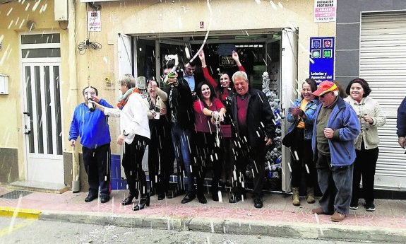 El cava corrió en la puerta de la administración de Mazarrón donde se vendieron 50 décimos del Gordo.  