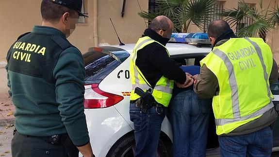 Agentes de la Guardia Civil detienen al presunto agresor. 