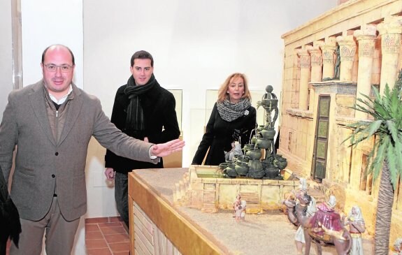 Pedro Antonio Sánchez, Miguel Navarrete y Eulalia Ibarra, en su visita al Museo del Belén. 