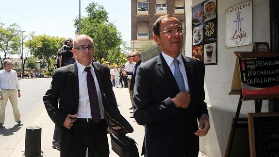 El abogado Caballero Salinas y el alcalde Cámara, en junio de 2012, al salir del juzgado. 