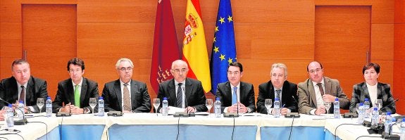 El Consejo de Gobierno al completo, ayer en San Esteban. De izquierda a derecha, Francisco Bernabé, Juan Carlos Ruiz, Martínez Asensio, Alberto Garre, José Gabriel Ruiz, Antonio Cerdá, Pedro Antonio Sánchez y Catalina Lorenzo. 