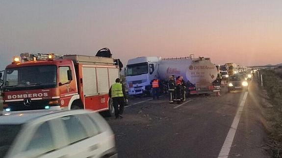 Imagen del camión accidentado en la A-30. 