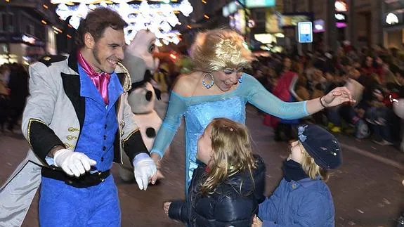 Miles de niños llenan el centro de Murcia para ver la Cabalgata de los Reyes Magos