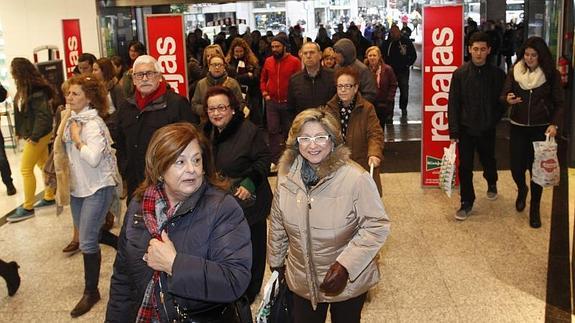 Apertura de puertas en El Corte Inglés de Murcia, este miércoles. 