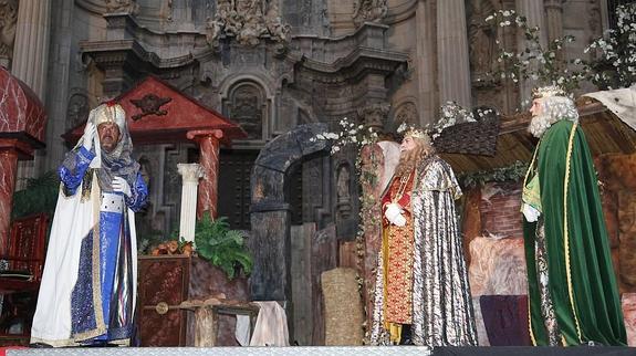 La fachada de la Catedral sirvió de fondo para la tradicional representación del Auto de Reyes Magos, que fue seguido por cientos de personas en Belluga.  