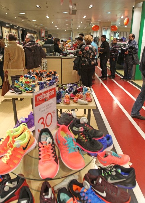 Colas ante un mostrador, en El Corte Inglés. 