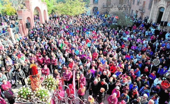 La multitud se concentró a la llegada de la virgen al santuario de Sierra Espuña. 