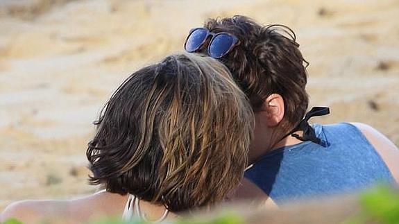 Kristen Stewart junto a su amiga en Hawai