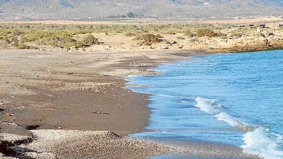 Playa solitaria en el sector aguileño de la Marina de Cope. 