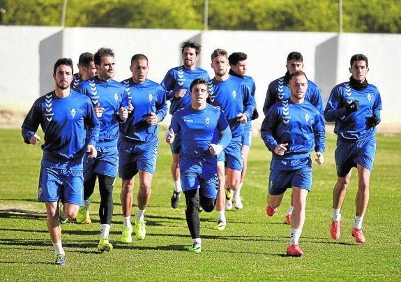 Los jugadores del Real Murcia, durante un entrenamiento en Cobatillas. 