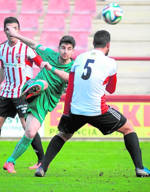 Javi Flores, del Real Murcia, intenta rematar un balón ante Moisés, defensa del Logroñés. :: lof