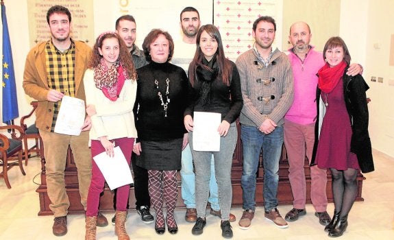 Los premiados en el concurso de arte solidario con Agustín Llamas y Concepción Canales. 