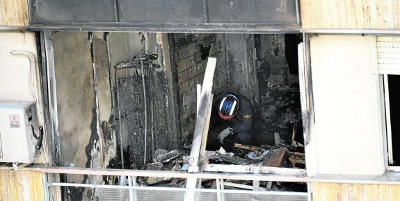 Un agente de la Policía Judicial, ayer, tomando muestras del foco del incendio del Edificio Entrejardines de Murcia. 