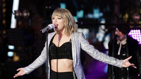 La cantante estadounidense Taylor Swift actúa durante las celebraciones de Año Nuevo en Times Square en Nueva York