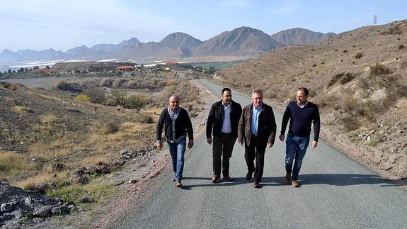 Blas Carrasco,  Juan José Méndez, Bartolomé Hernández y Francisco Navarro en el camino rural de Tébar. 