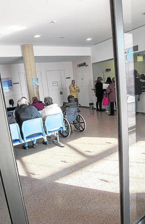 Ciudadanos en la recepción de Urgencias. 