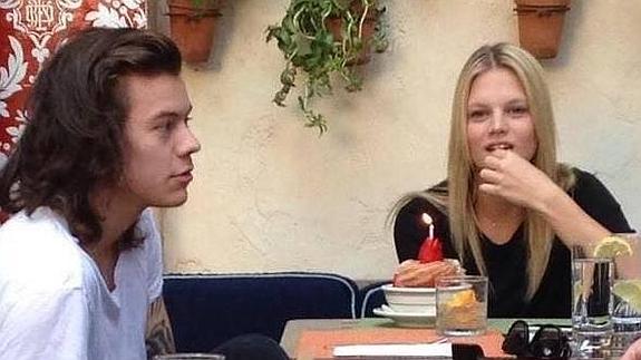 Imagen de la celebración de cumpleaños de Nadine Leopold junto a Harry Styles. 