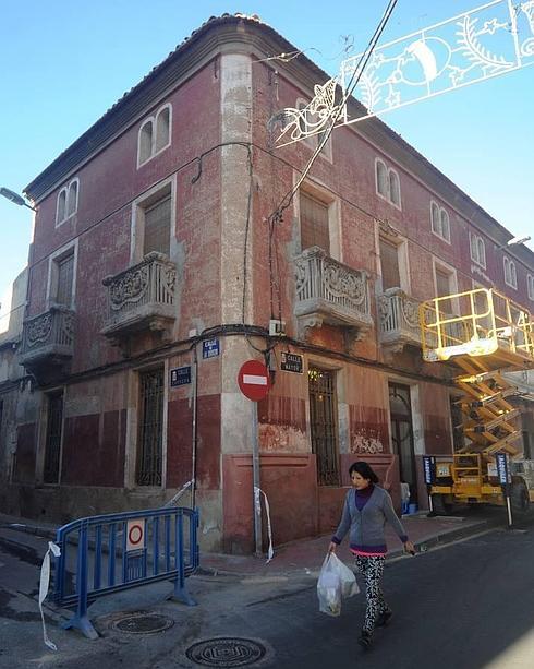 Casa solariega, de estilo ecléctico, en la calle Mayor de La Ñora, catalogada por su interés arquitectónico. 