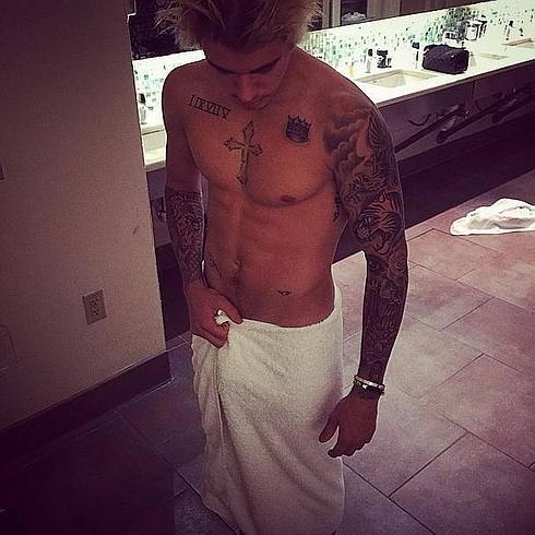 Imagen del torso desnudo de Justin Bieber, que el cantante compartió con sus seguidores en Instagram para acallar las críticas acerca de su tono físico.