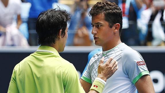 Almagro felicita a Nishikori tras su victoria.