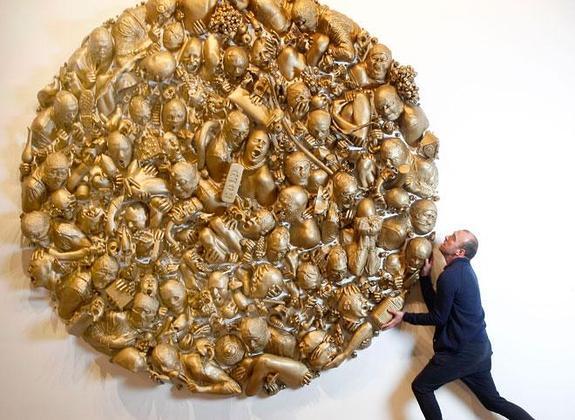 Lidó Rico, junto a su obra ‘Curso legal’, expuesta en el Almudí.  