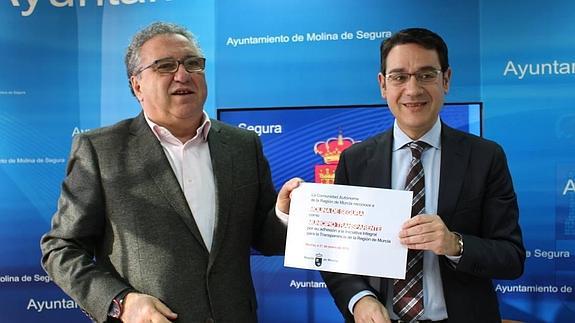 Eduardo Contreras y José Gabriel Ruiz, durante la entrega de la acreditación de 'Municipio Transparente'. 