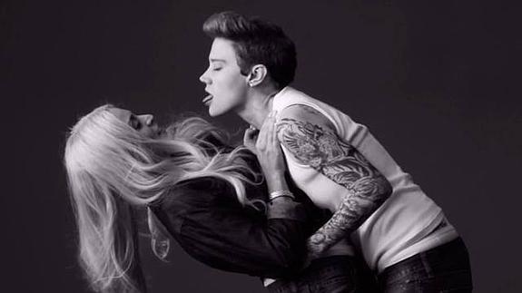 Fotograma de la parodia a Jutin Bieber en la campaña publicitaria de Calvin Klein. 